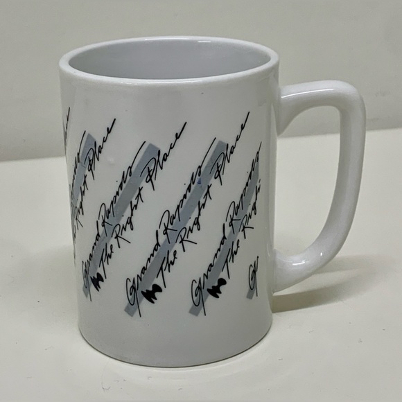 1980s Vintage Grand Rapids The Right Place Calder Sculpture 11 oz Coffee Mug - Picture 3 of 14